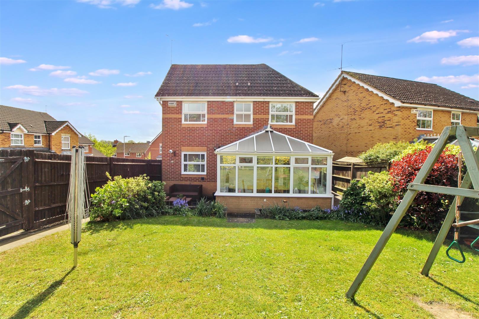 3 bed property in The Knoll, Reading